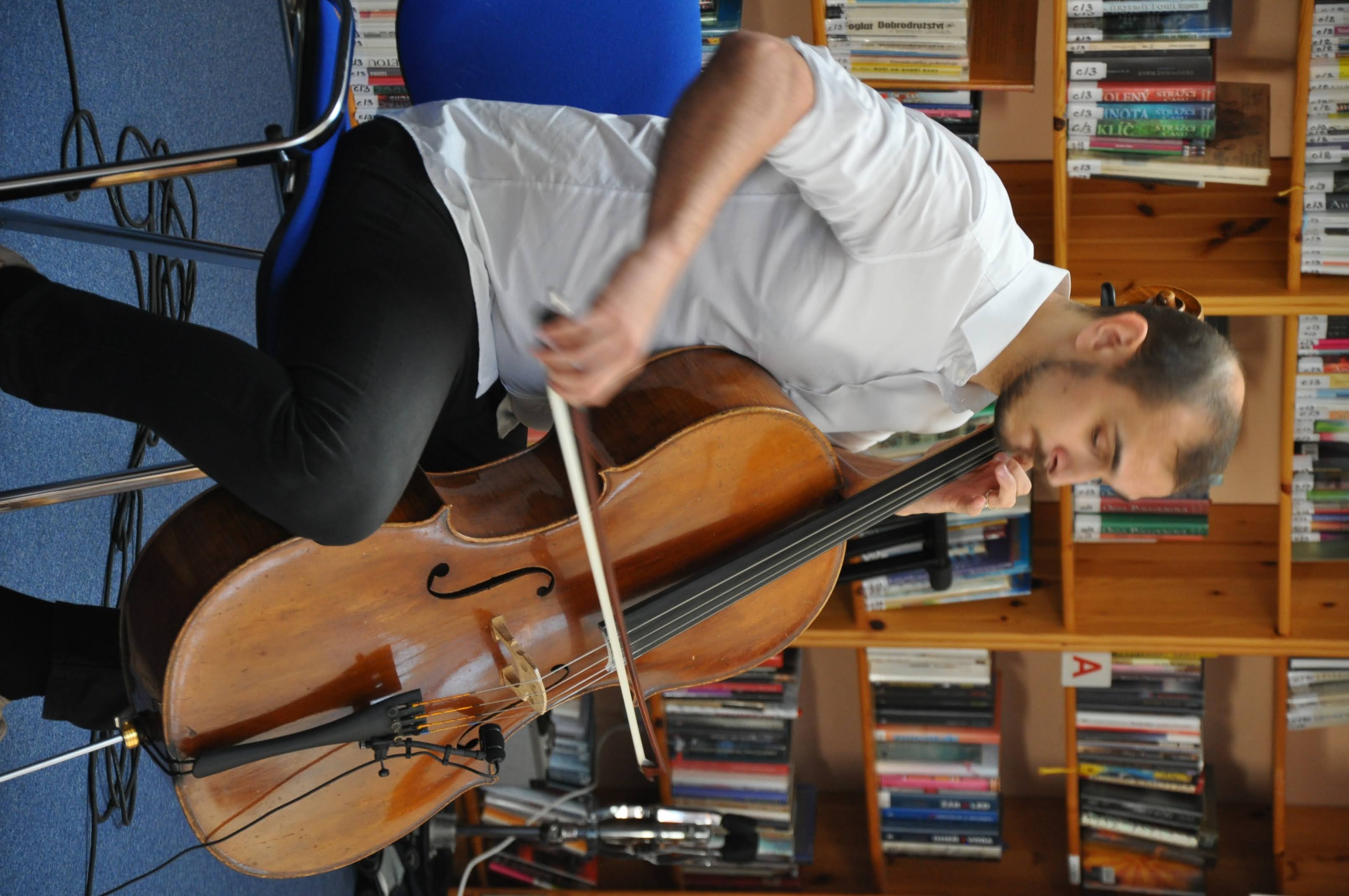 Violoncellista Petr Špaček koncertoval pro děti naší školy